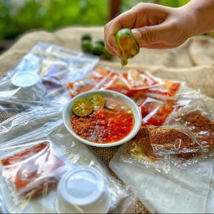 2 sét 20 bịch bánh tráng sate ớt rim mật ong.