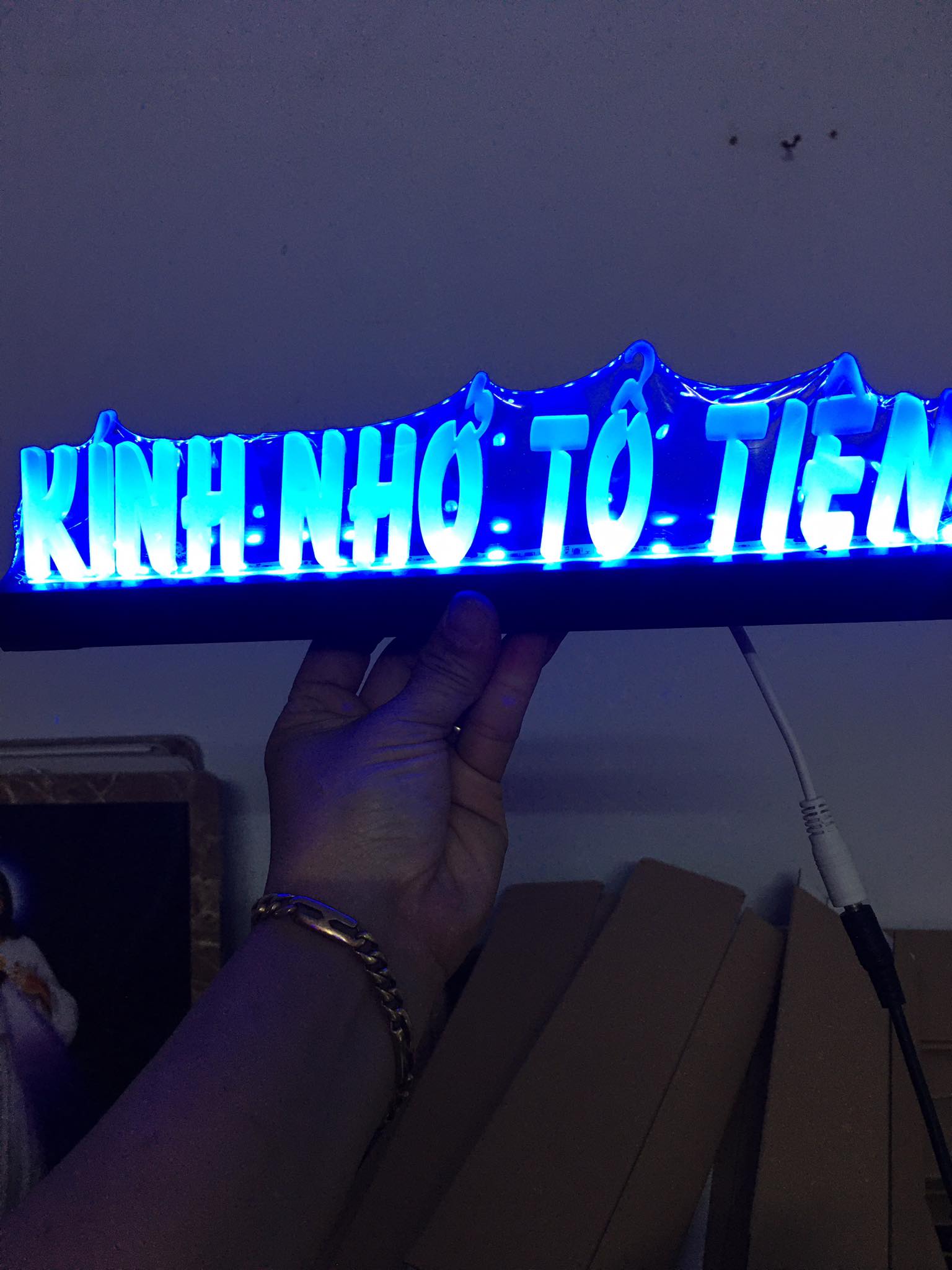 Chữ điện nổi- đèn led đổi màu - KÍNH NHỚ TỔ TIÊN
