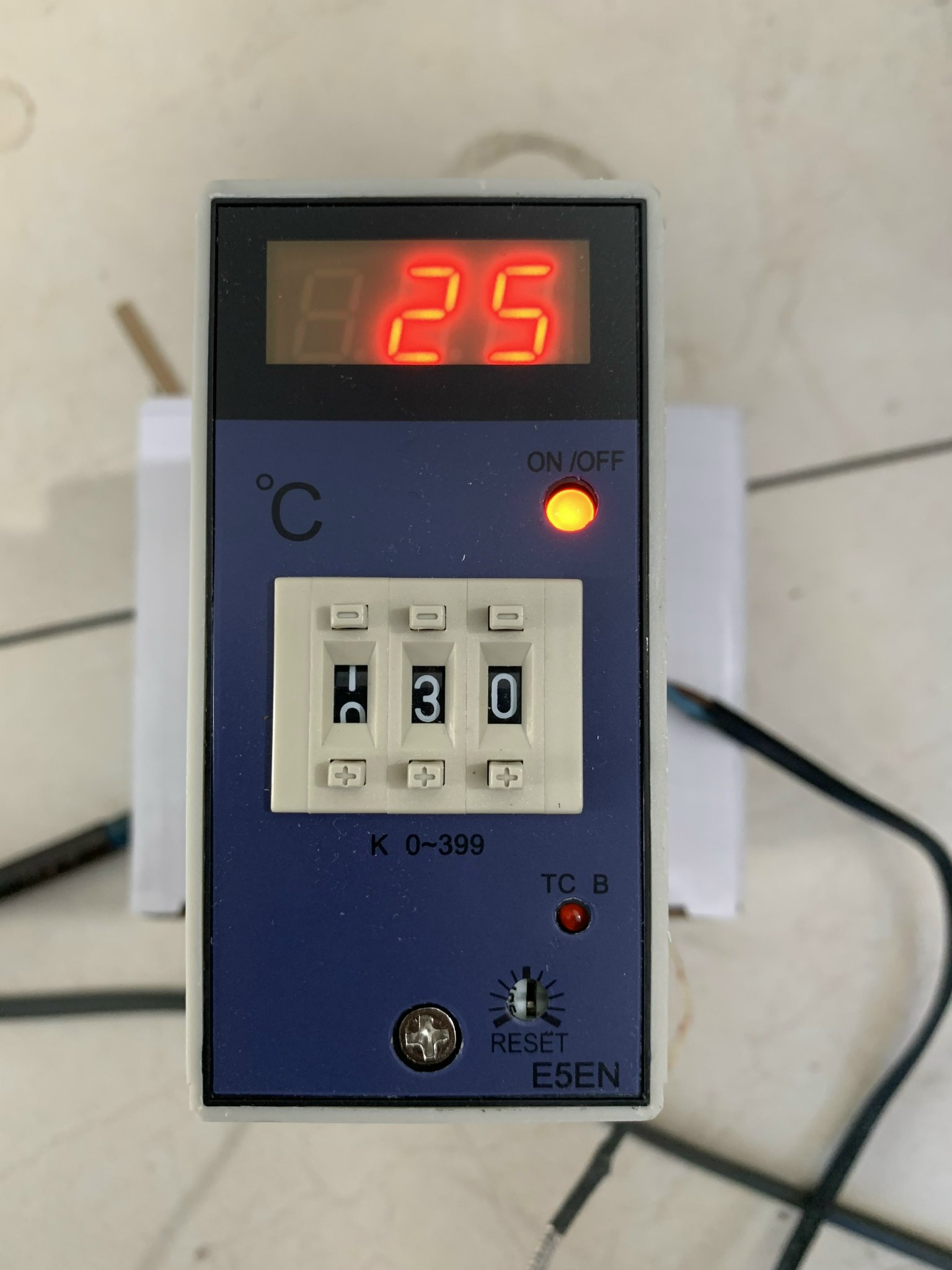 Đồng hồ nhiệt độ e5en-yr40k