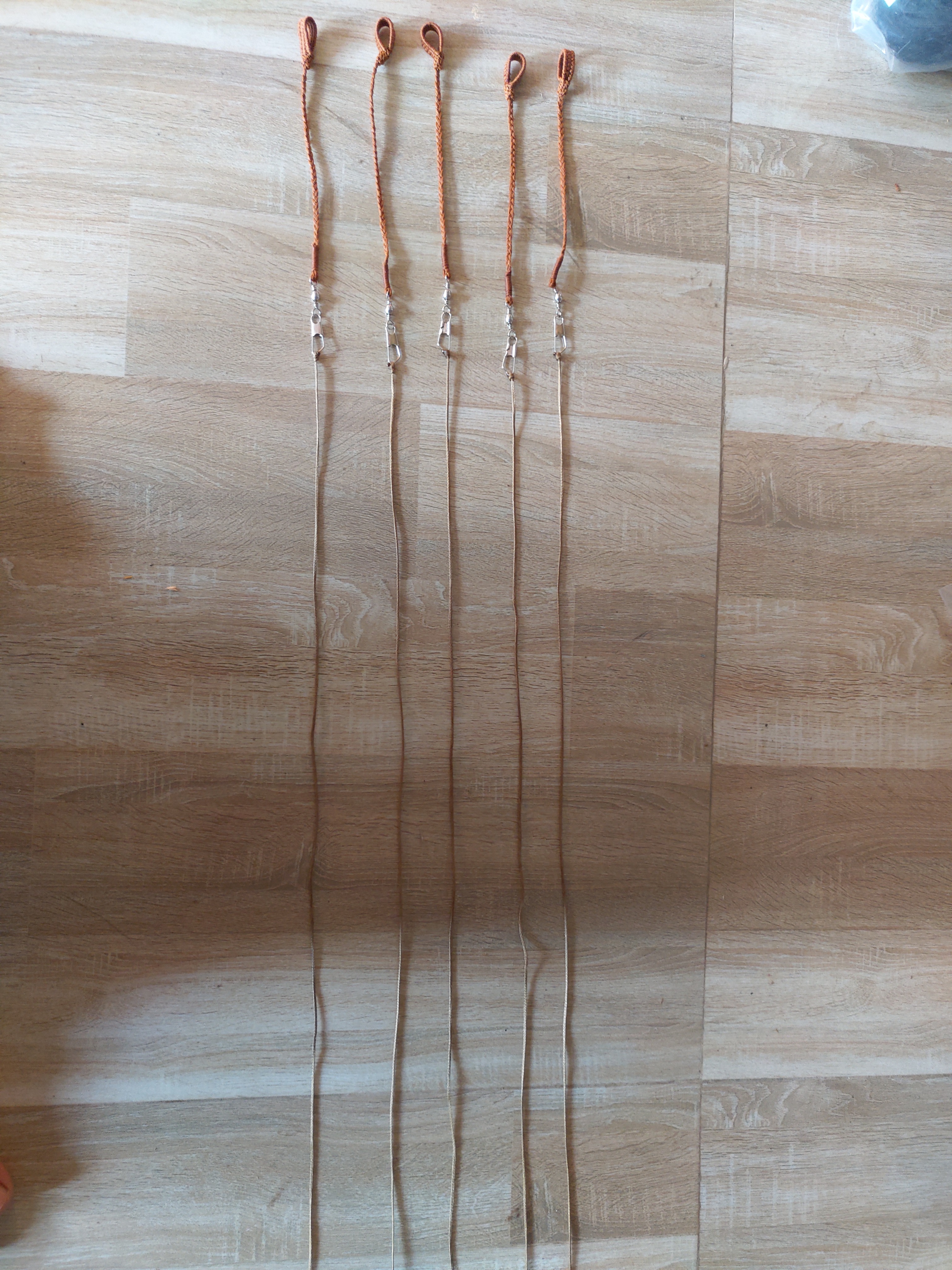 xích gà rừng sợi tổng hợp có cùm chống xoắn 360 độ, giúp gà không hoãng loạn, sợi siêu bền