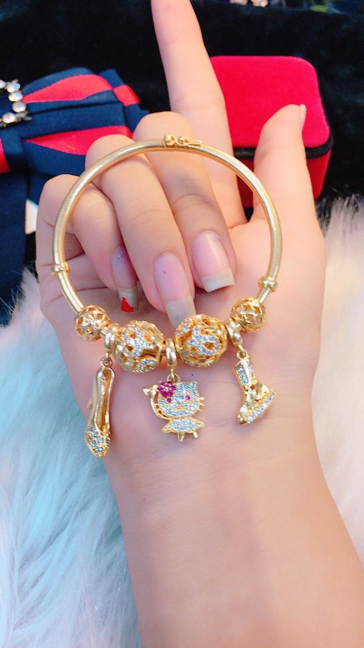 Vòng tay charm vàng giá rẻ: Đón đầu xu hướng mới, chiếc vòng tay charm vàng giá rẻ sẽ là một món quà ý nghĩa cho bạn bè và người thân. Với thiết kế đơn giản nhưng sang trọng, chiếc vòng tay sẽ làm tôn lên vẻ đẹp dịu dàng và nữ tính của người phụ nữ.