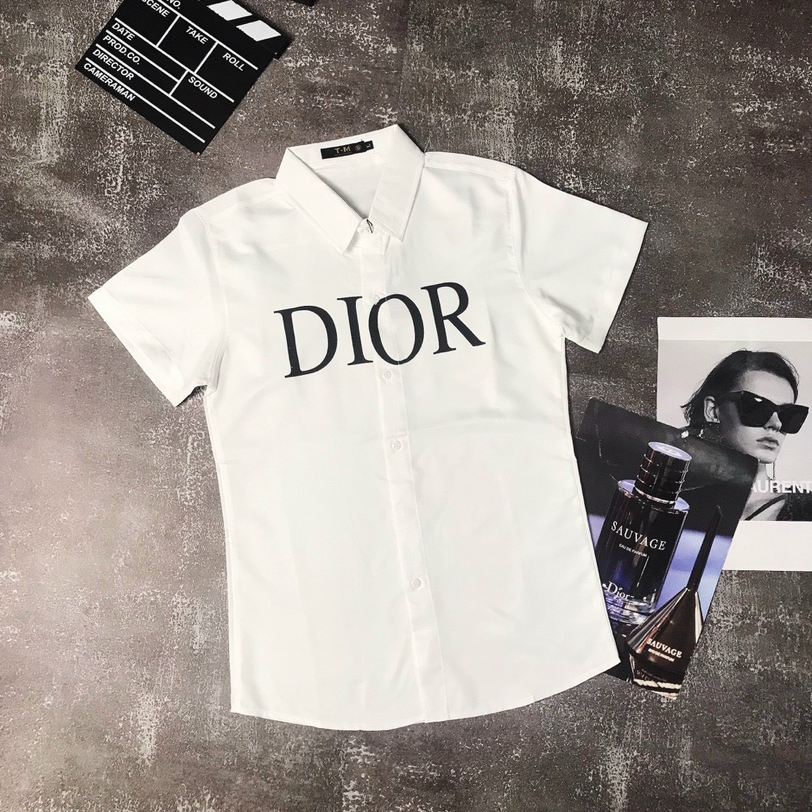 Sơ mi Dior trắng cộc tay chữ kí cổ  TheLuxe