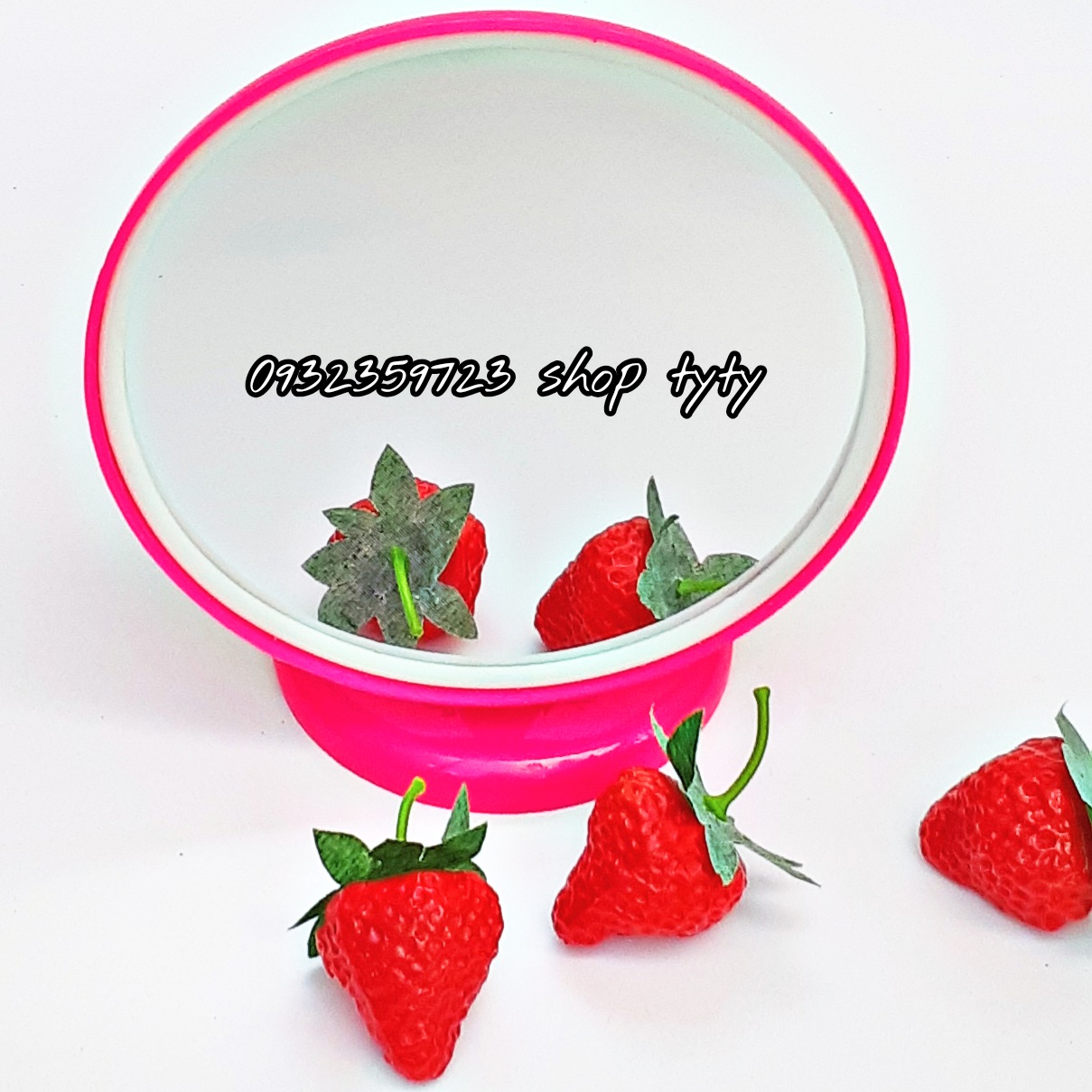 1 tấm gương nhỏ đường kính 14cm nhỏ gọn không tốn không gian