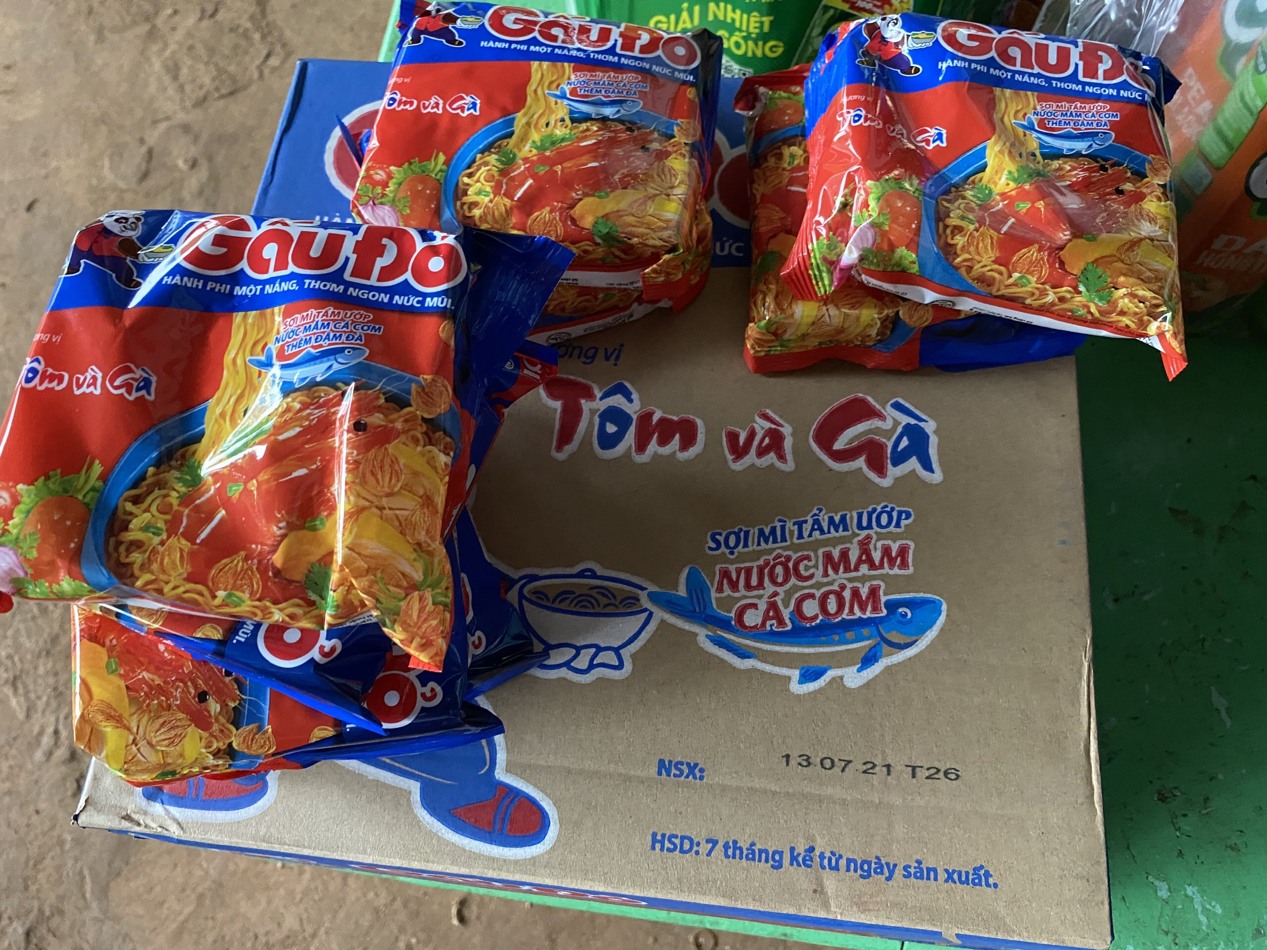 Thùng mì gấu đỏ gà sợi phở, tôm và gà 30 gói x 63gr - date 01.2022