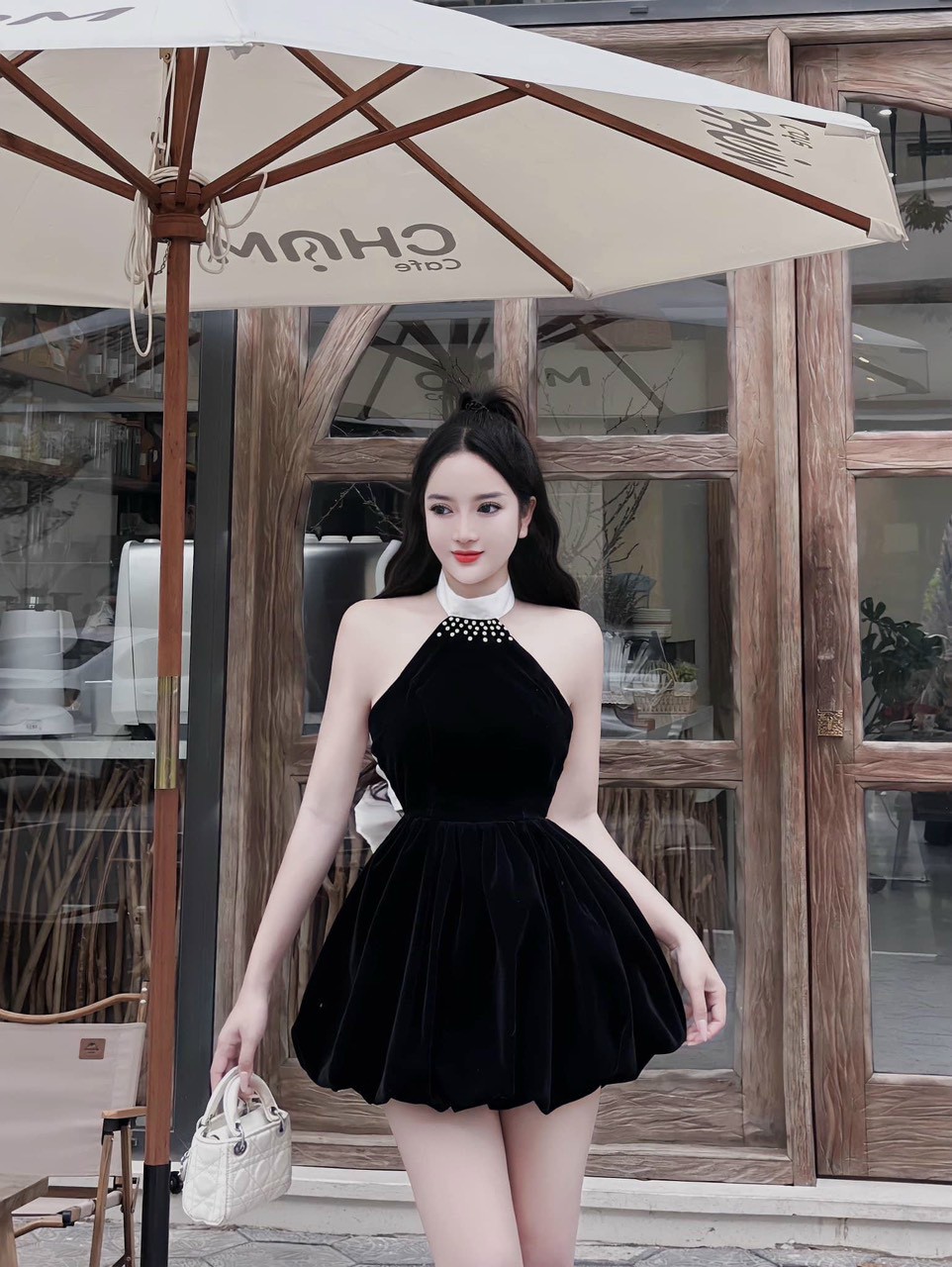 Đầm nhung dự tiệc cổ yếm đính ngọc trai tùng bí mix nơ sau