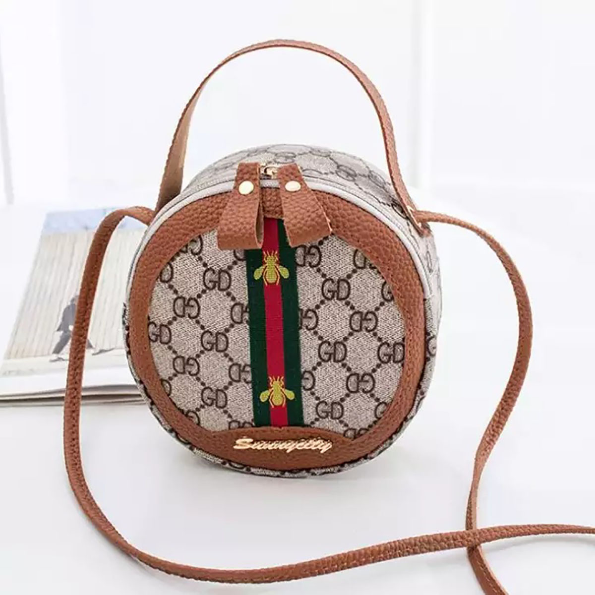 Túi đeo chéo hình tròn hoạ tiết chú ong - VI0213