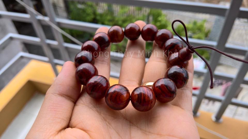 Vòng tay gỗ sưa dây đỏ thiên nhiên hạt tròn 14ly Kèm hộp đựng cao cấp