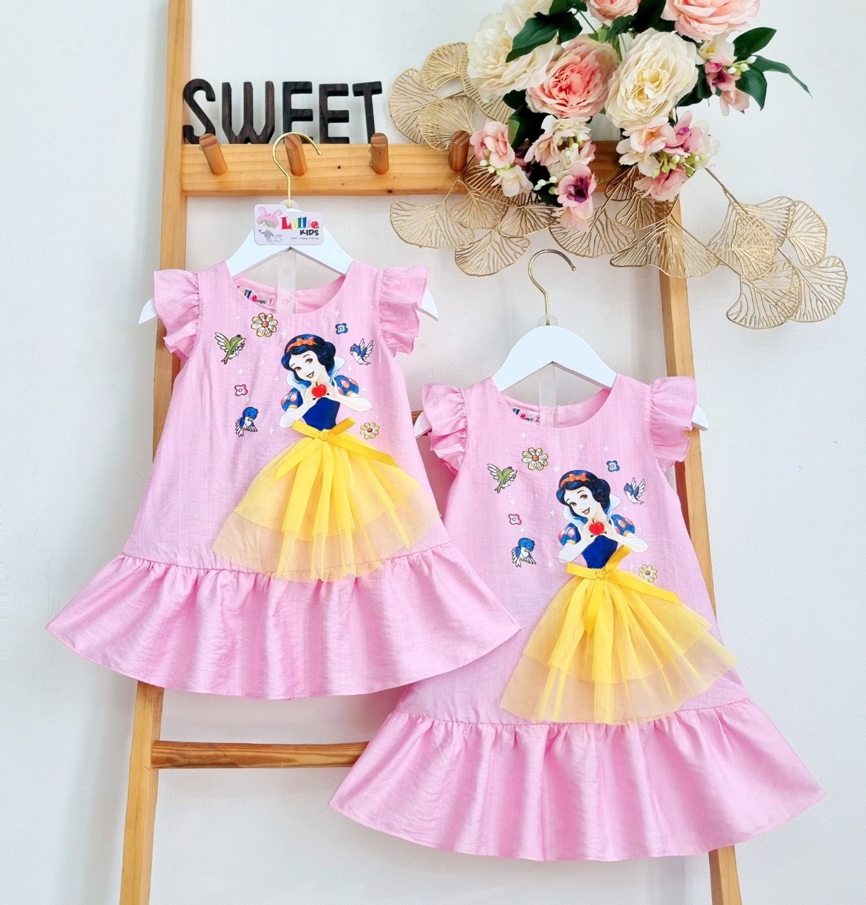 Đầm suông đuôi cá hình Bạch Tuyết