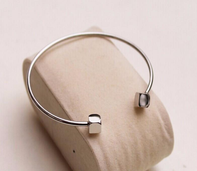 Vòng Tay Cuff 2 Đầu Vuông Titan Không Đen TT 0139