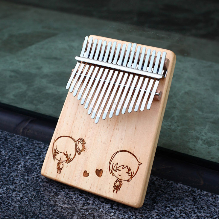 Đàn kalimba 17 phím khắc guitar coiple, tặng đầy đủ phụ kiện, túi, búa, hướng dẫn tự học, khăn lau, dán phím