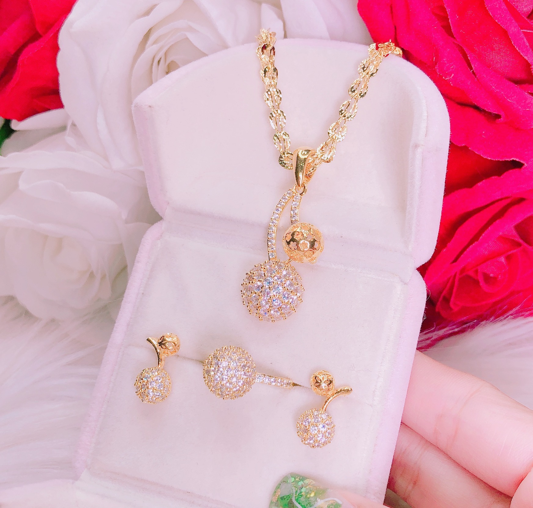 Bộ trang sức vàng nữ, bộ trang sức cherry trân châu cao cấp dát đá pha lê phản chiếu ánh sáng lấp lánh gắn nhụy đá trắng thiết kế xinh đẹp Trang sức GADO S03DM021B027N053 - đeo làm công sở cực sang chảnh và quý phái