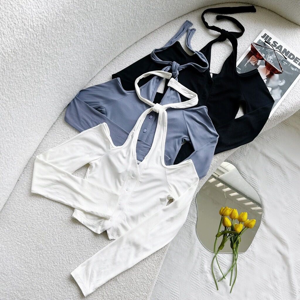Áo croptop tay dài đính nút cổ yếm