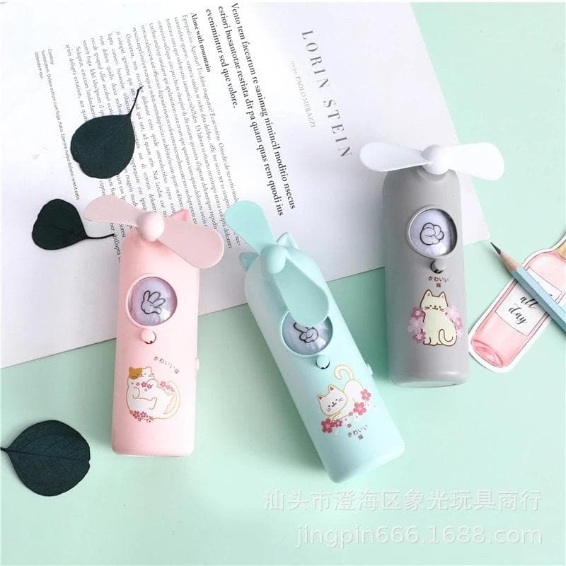 (MẪU MỚI) Quạt cầm tay mini oẳn tù tì Hàn Quốc cực xinh kiêm đèn led phát sáng. Nhỏ gọn tiện lợi an toan độ bền bỉ cao, có thể kết hợp để bàn và cầm tay - GIAO MÀU NGẪU NHIÊN