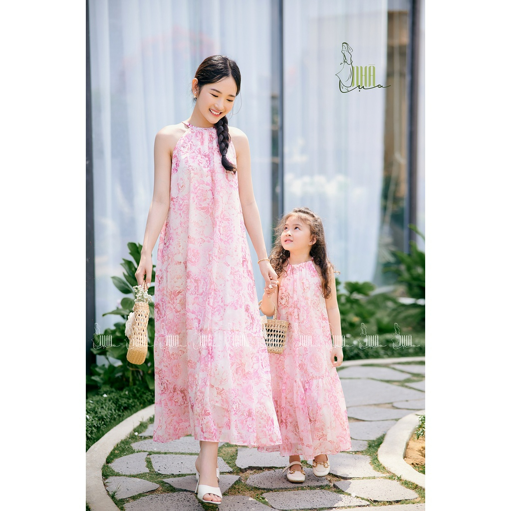 Váy hoa maxi đi biển Hạ Thảo mẹ và bé gái cổ yếm -Đầm yếm maxi đi biển dáng xòe họa tiết hoa đi du lịch CB03