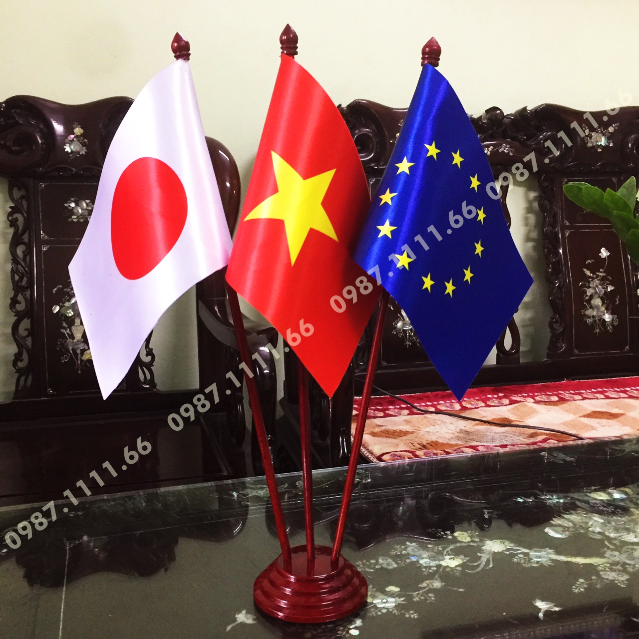 Cờ để bàn làm việc đế gỗ cắm 3 cờ nhật bản - việt nam - eu chất liệu vải phi bóng in chuyển nhiệt