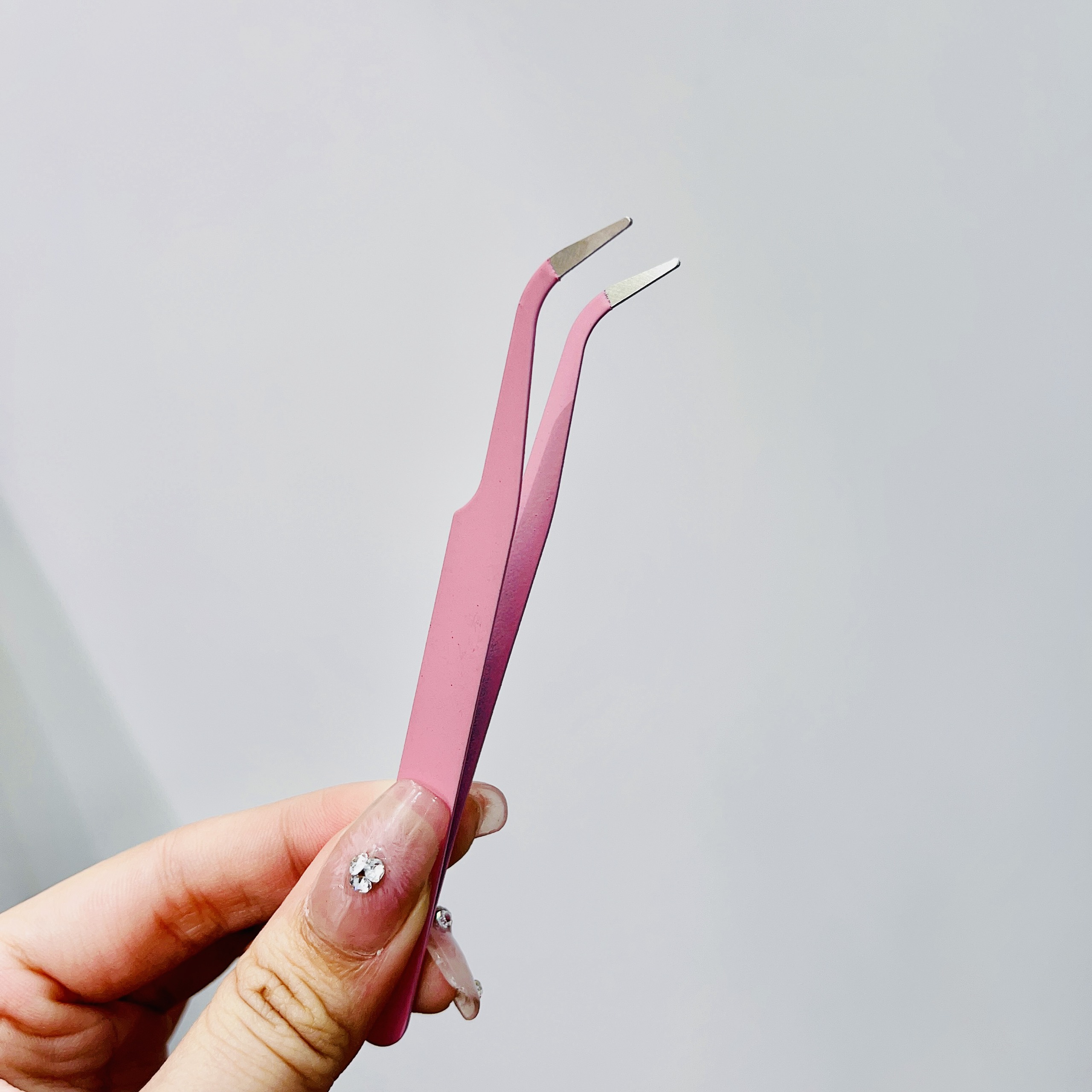Nhíp gắn mi giả mũi nhọn thân hồng