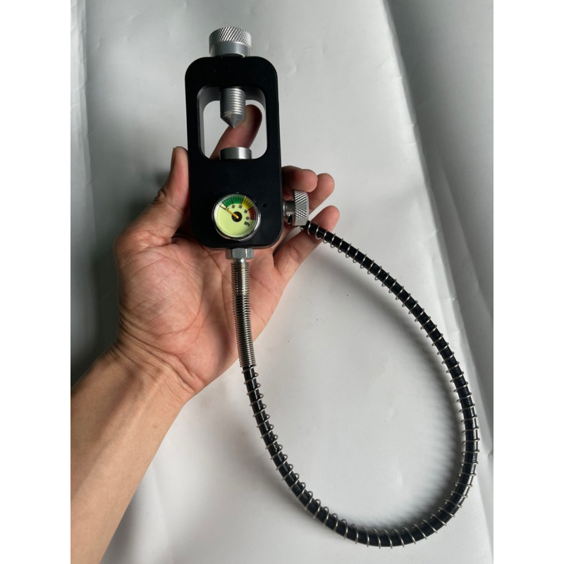 Van kết nối bình nặn với máy nén khí để nạp khí vào bình, van nén khí từ máy nén vào bình lặn chuyên nghiệp