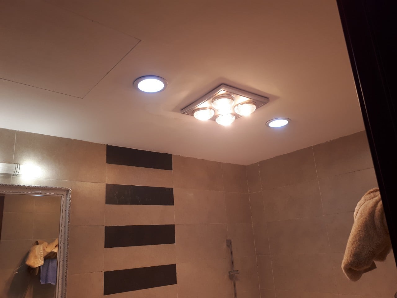 Đèn sưởi Heizen HE-4BR âm trần điều khiển từ xa,Chức năng ion âm làm sạch không khí, Tiết kiệm điện