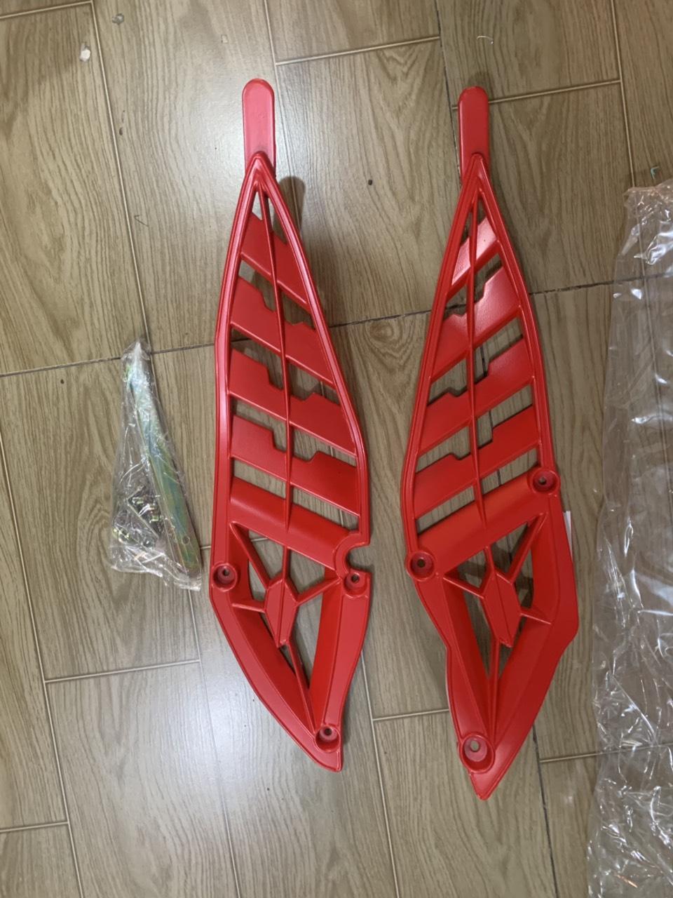 Ốp sườn xe winner X màu đỏ chất liệu nhựa