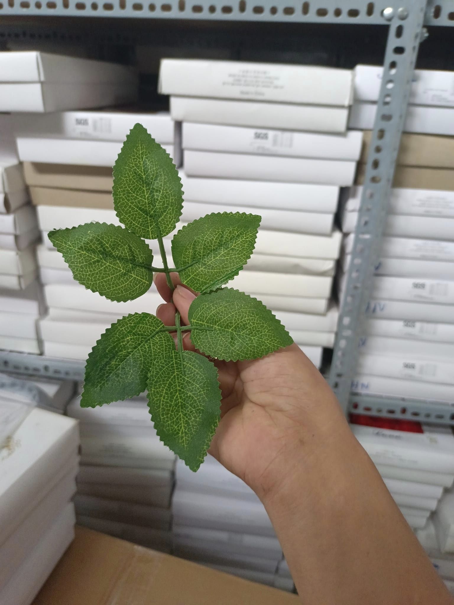 100g lá hồng gân bằng vải dùng cắm hoa sáp,hoa nhựa, hoa giả