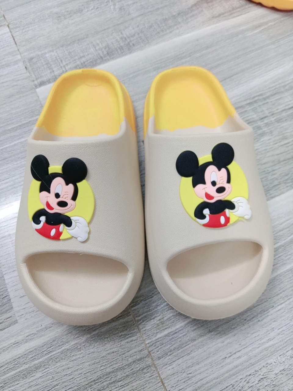 Dép bánh mì chuột mickey dễ thương cho bé.