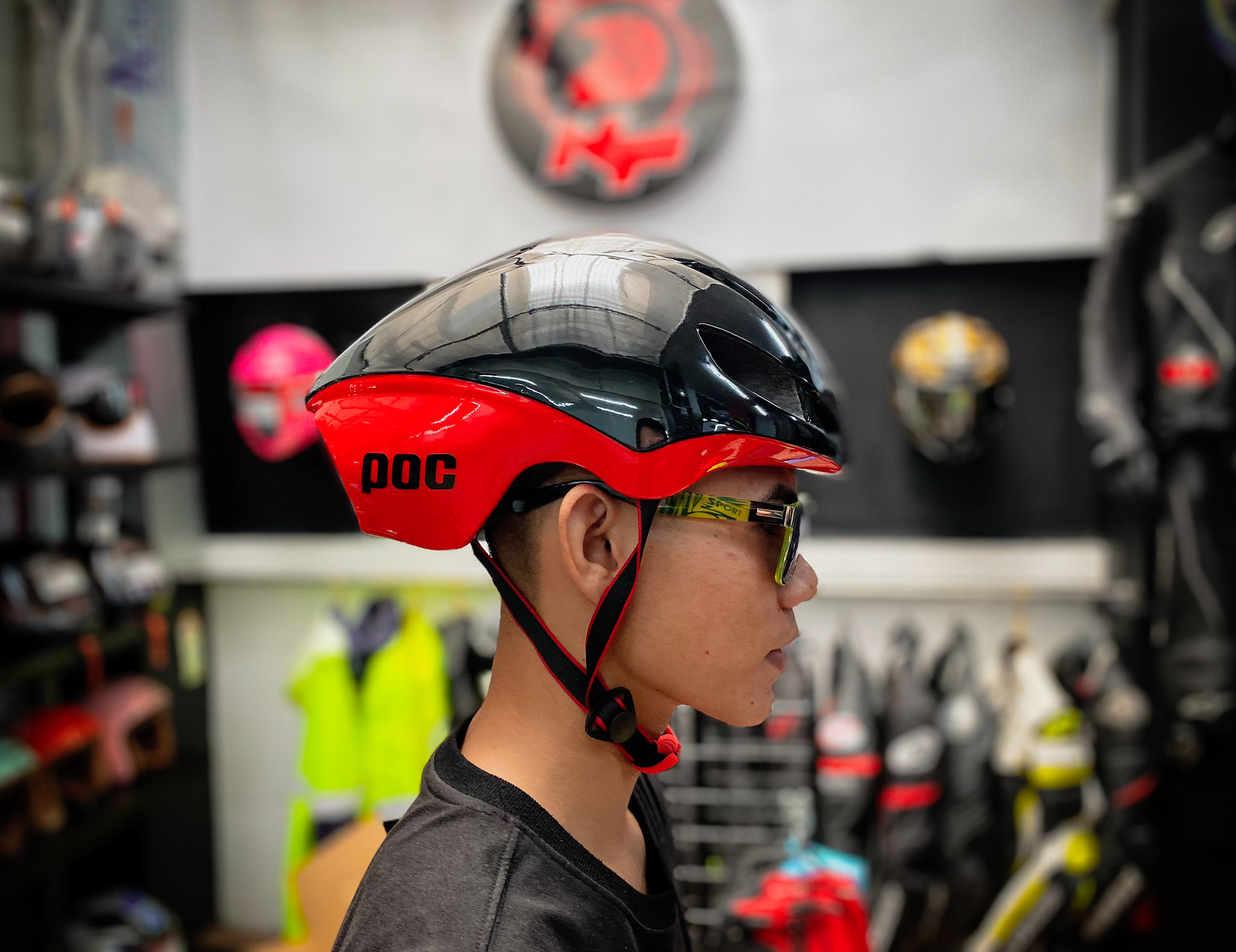 Nón thể thao POC 02 ỐNG BÔ màu ĐEN ĐỎ + Túi đựng nón và hộp