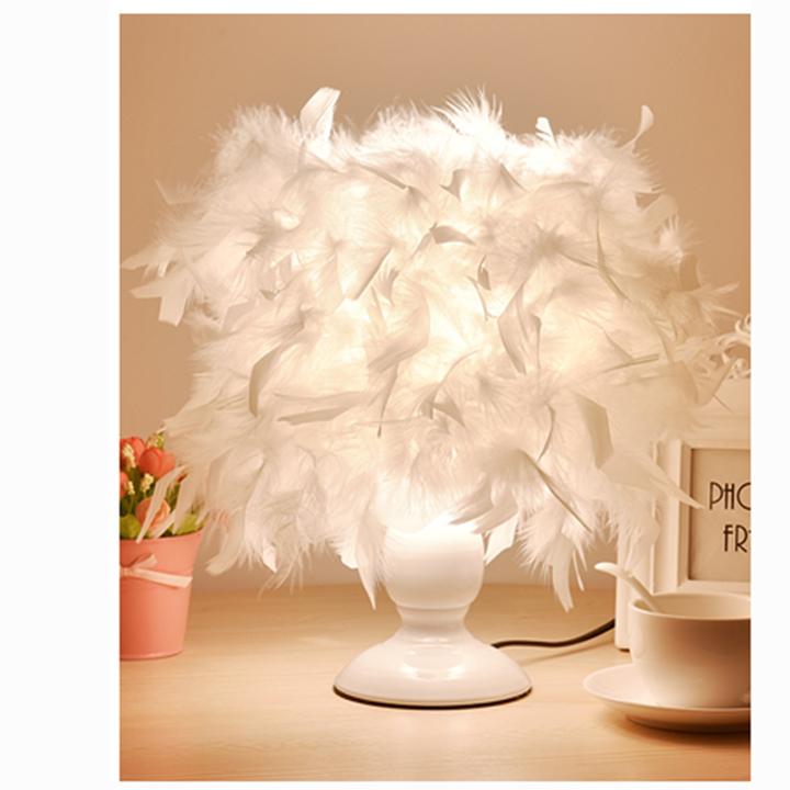Đèn ngủ lông vũ mẫu chân bình trắng 28x25cm đèn ngủ phòng khách đèn trang trí phòng khách. Ánh sáng của đèn được phát ra dễ chịu, phù hợp với không gian phòng ngủ.