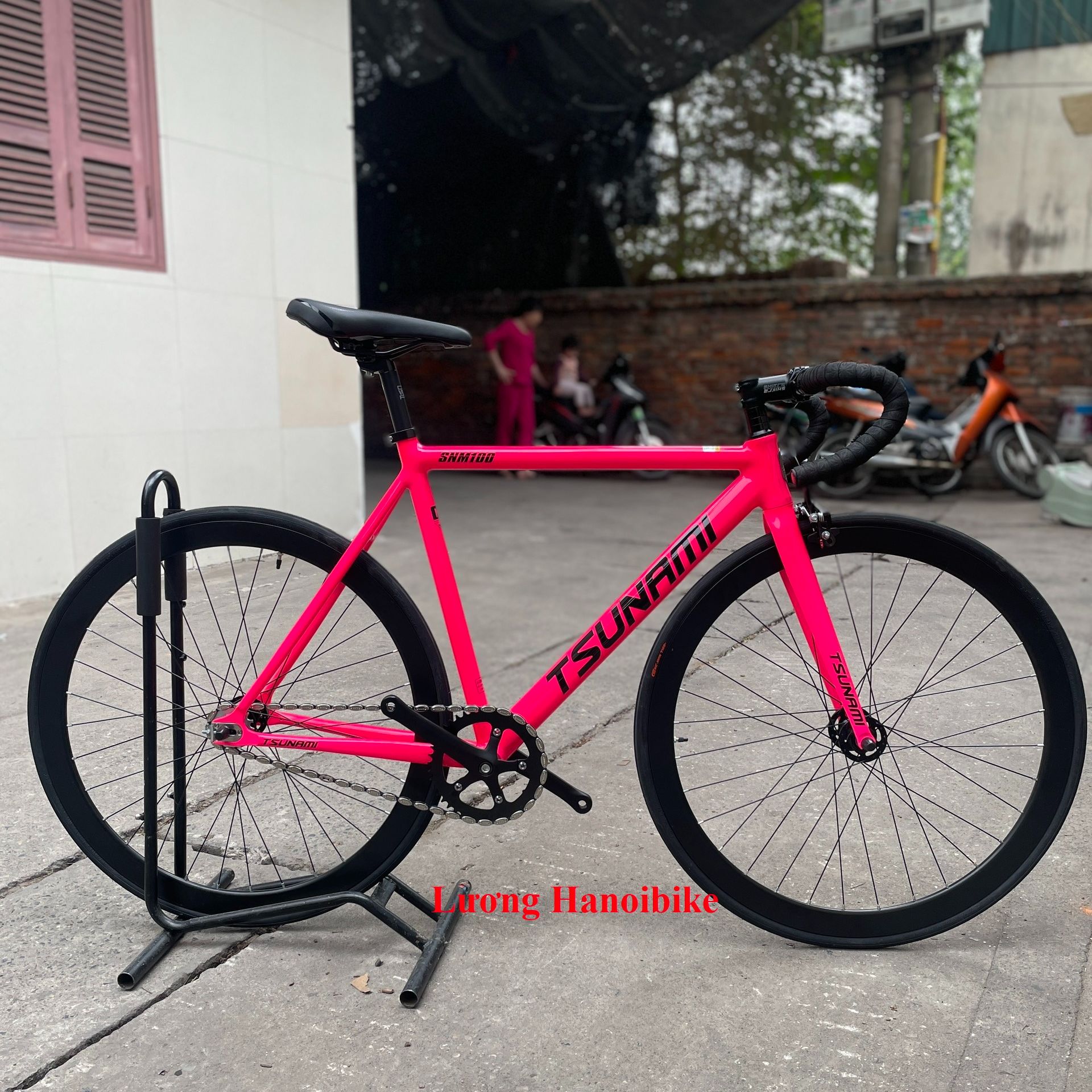 Xe đạp Fixed Gear Tsunami SNM100 Hồng neon lắp phanh phụ