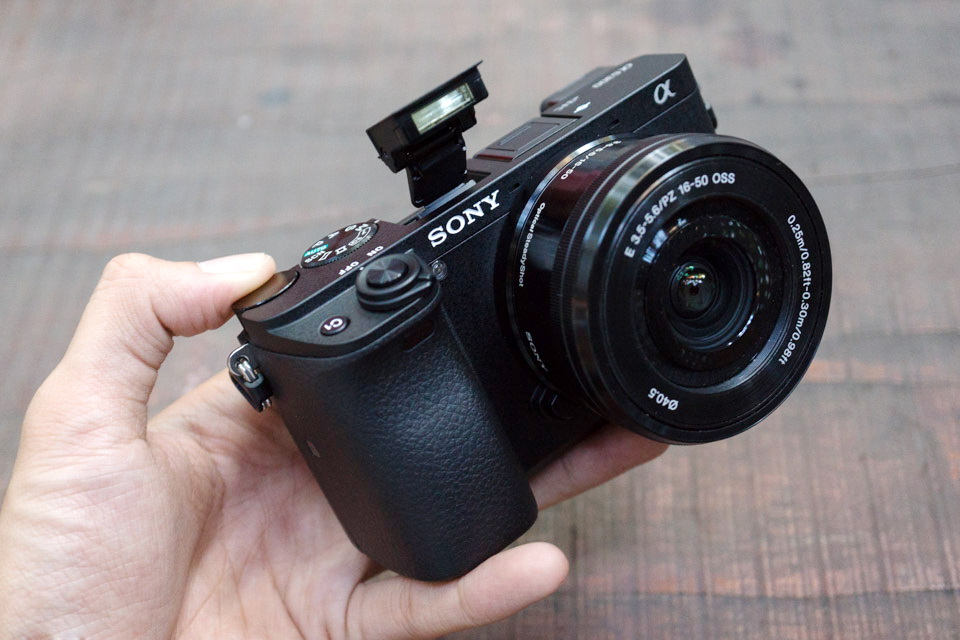 Máy ảnh sony a6300 + 16-50mm oss - quay phim 4k với tính năng hỗ trợ s-log3 gamma - aps-c cmos 24.2mp exmor hd - mới 98%