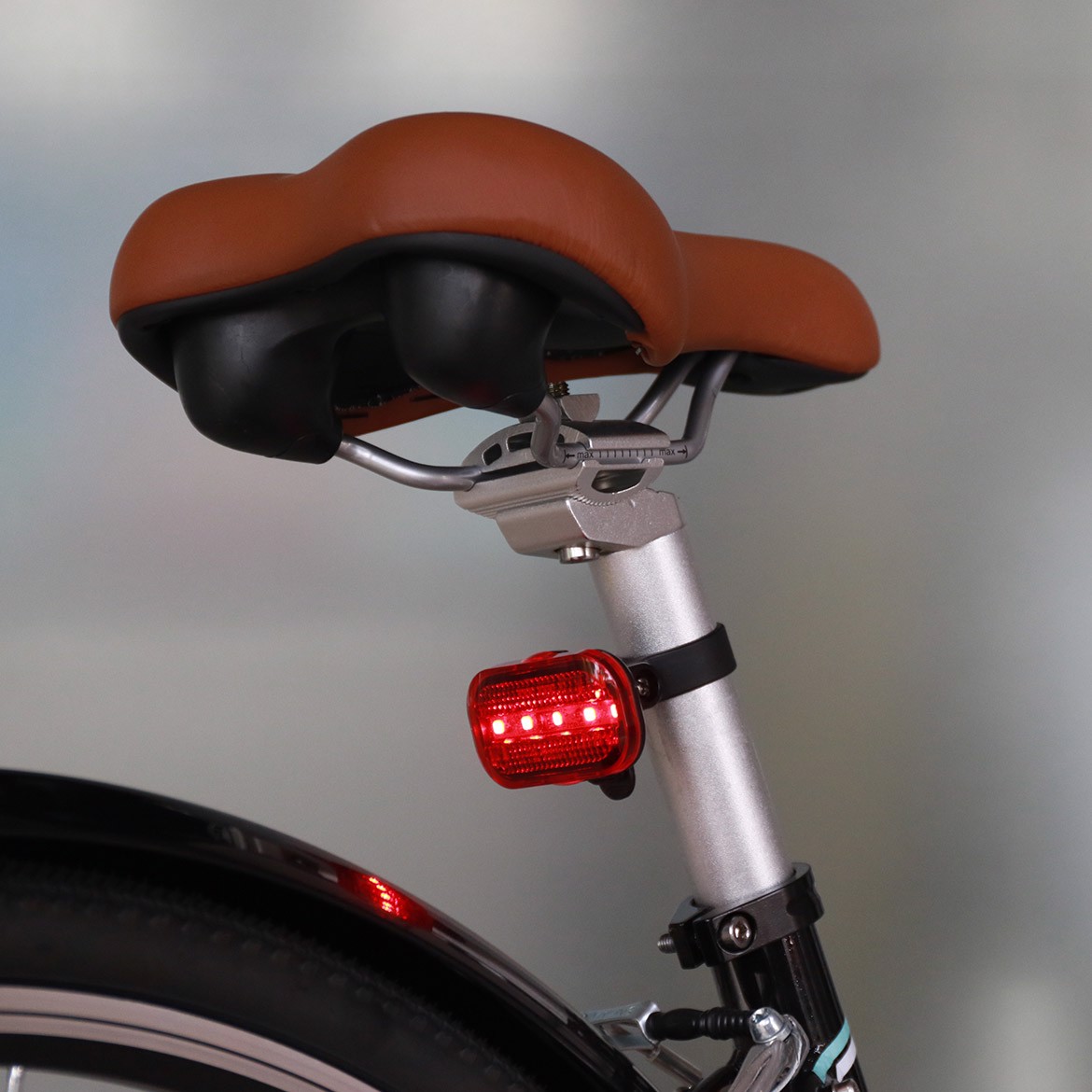 Đèn sau led gắn được cho xe đạp và nón bảo hiểm Jett Marz