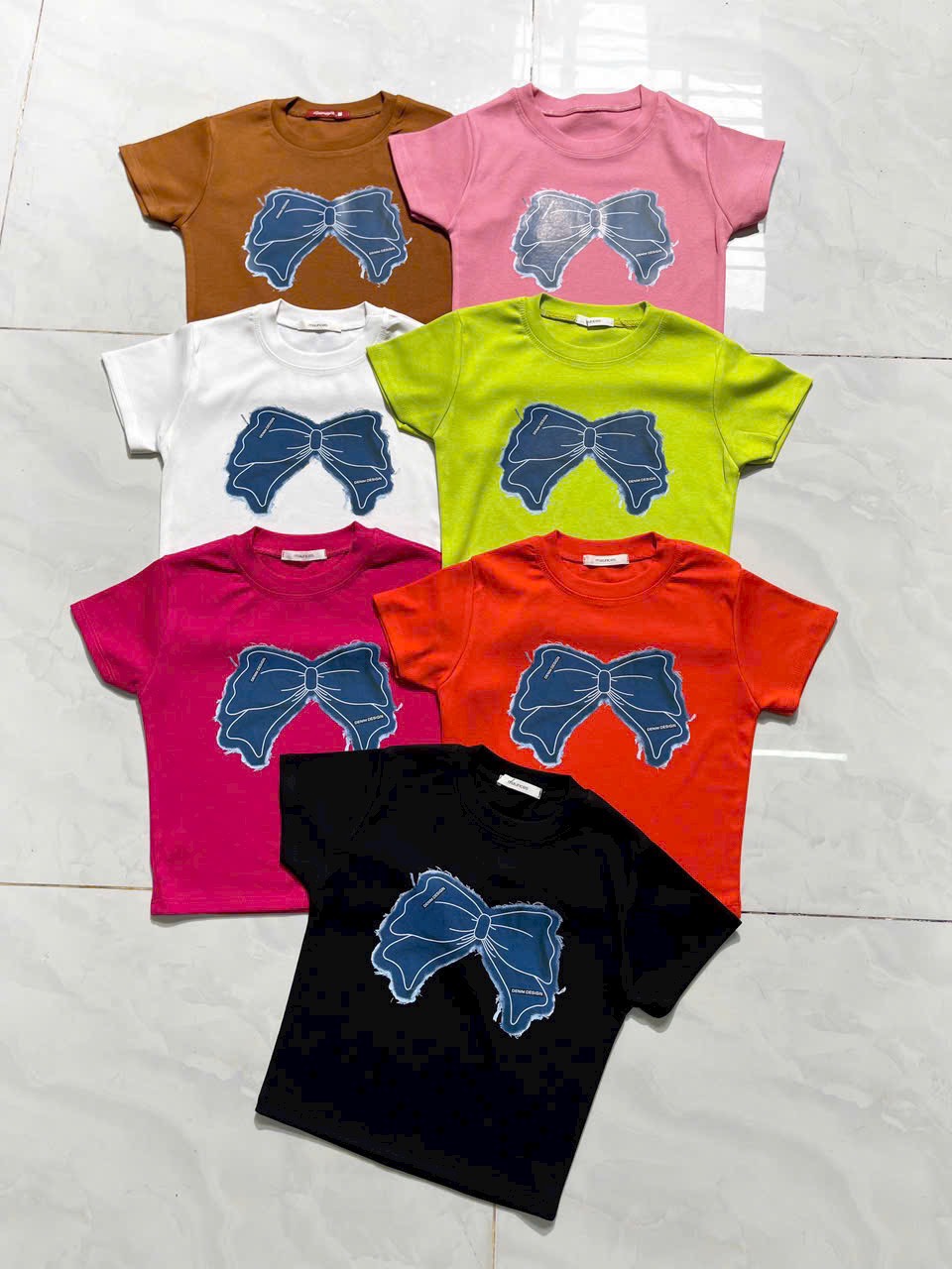 Áo thun in hình nơ dáng croptop basic xinh xịn