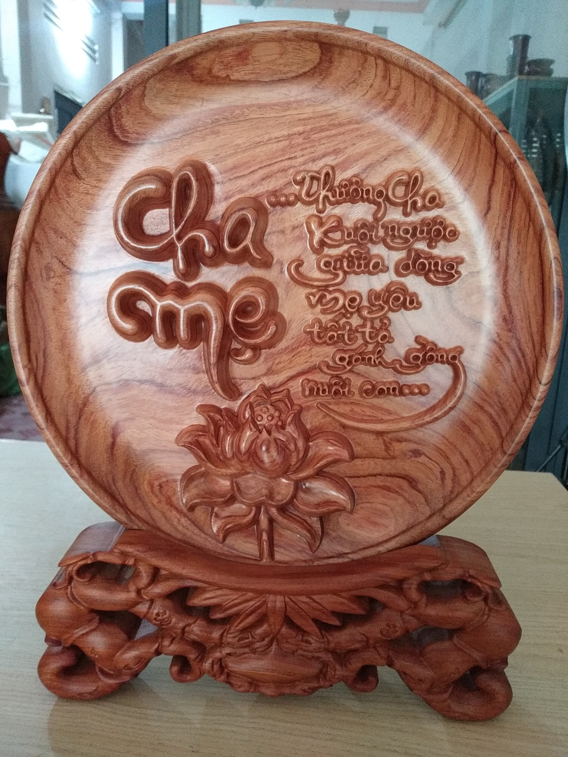 Tranh gỗ phong thủy bằng gỗ hương để bàn làm làm việc, tranh cha mẹ đường kính 30cm