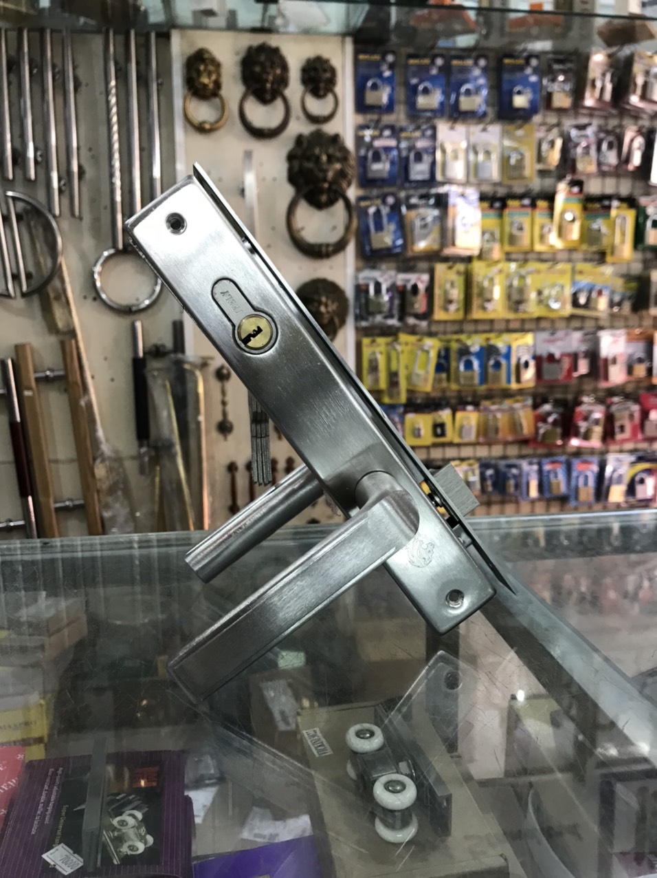 Khóa tay gạt cửa nhôm hệ 700 - Hợp Kim