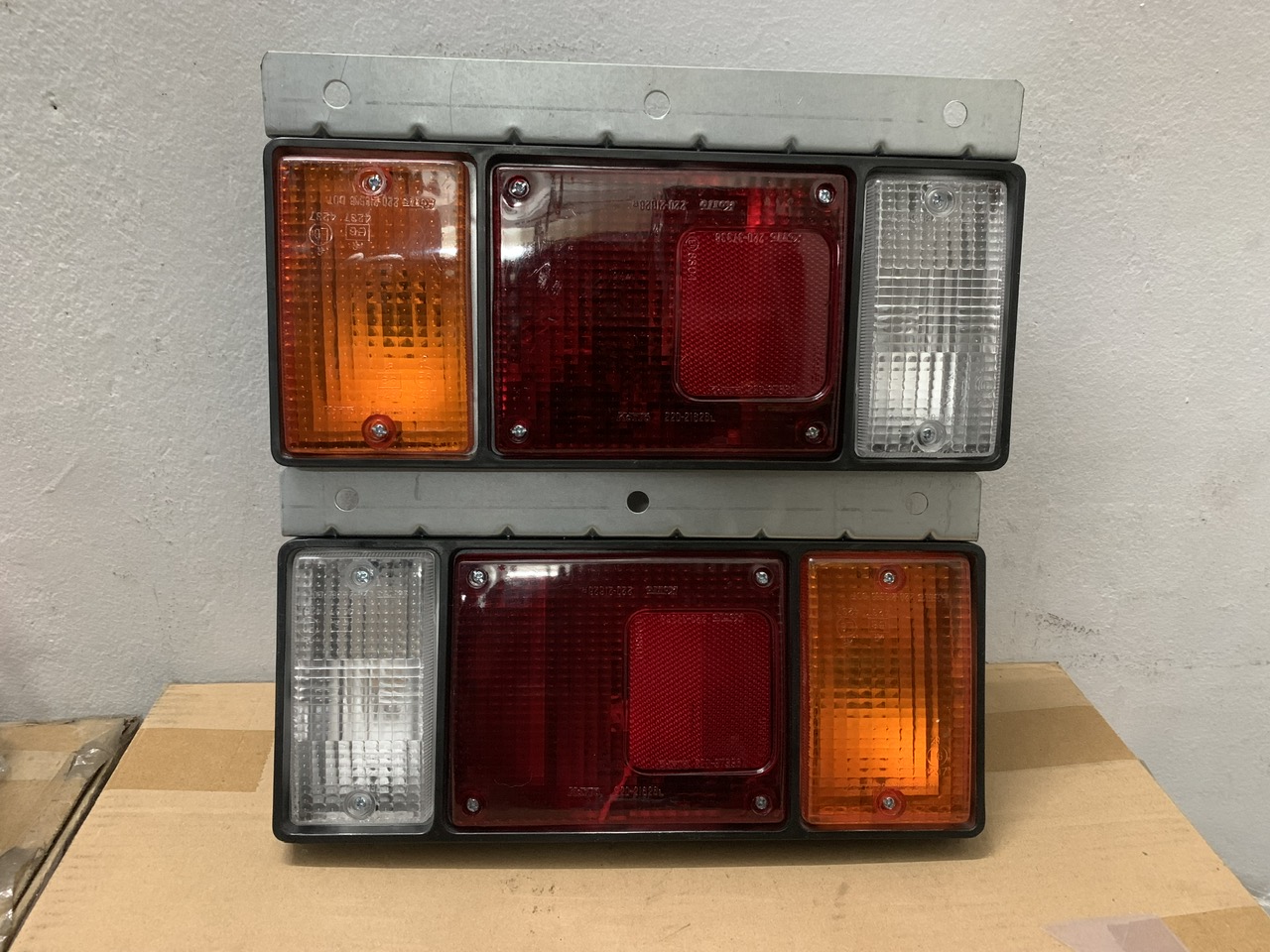   L-31  Bộ Đèn Hậu Đèn Lái Sau Đèn Xi Nhan - Phanh  Chụp Đèn Xe Tải ISUZU 1T9 - 3T5  NPR NMR QKR...Loại Xịn Không Ngã Màu   Giá 3 chụp Hoặc 1 bộ đèn  