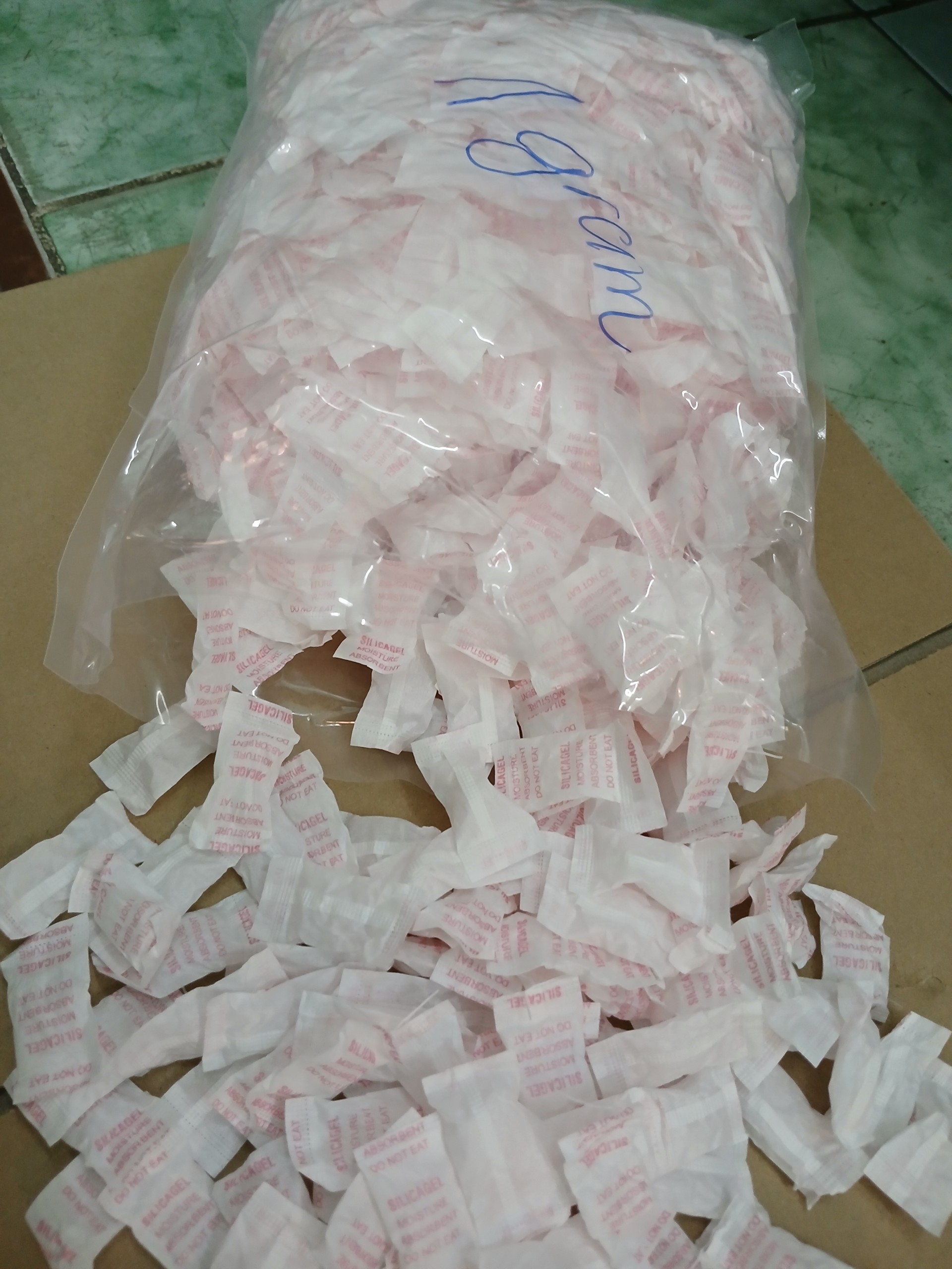 [túi 500g] Gói hút ẩm (1g/gói nhỏ) silica gel desiccant đa năng chống ẩm hút ẩm quần áo, hút ẩm giày dép, hút ẩm sách vở, hút ẩm máy ảnh, hút ẩm thiết bị điện tử, hút ẩm thực phẩm khô
