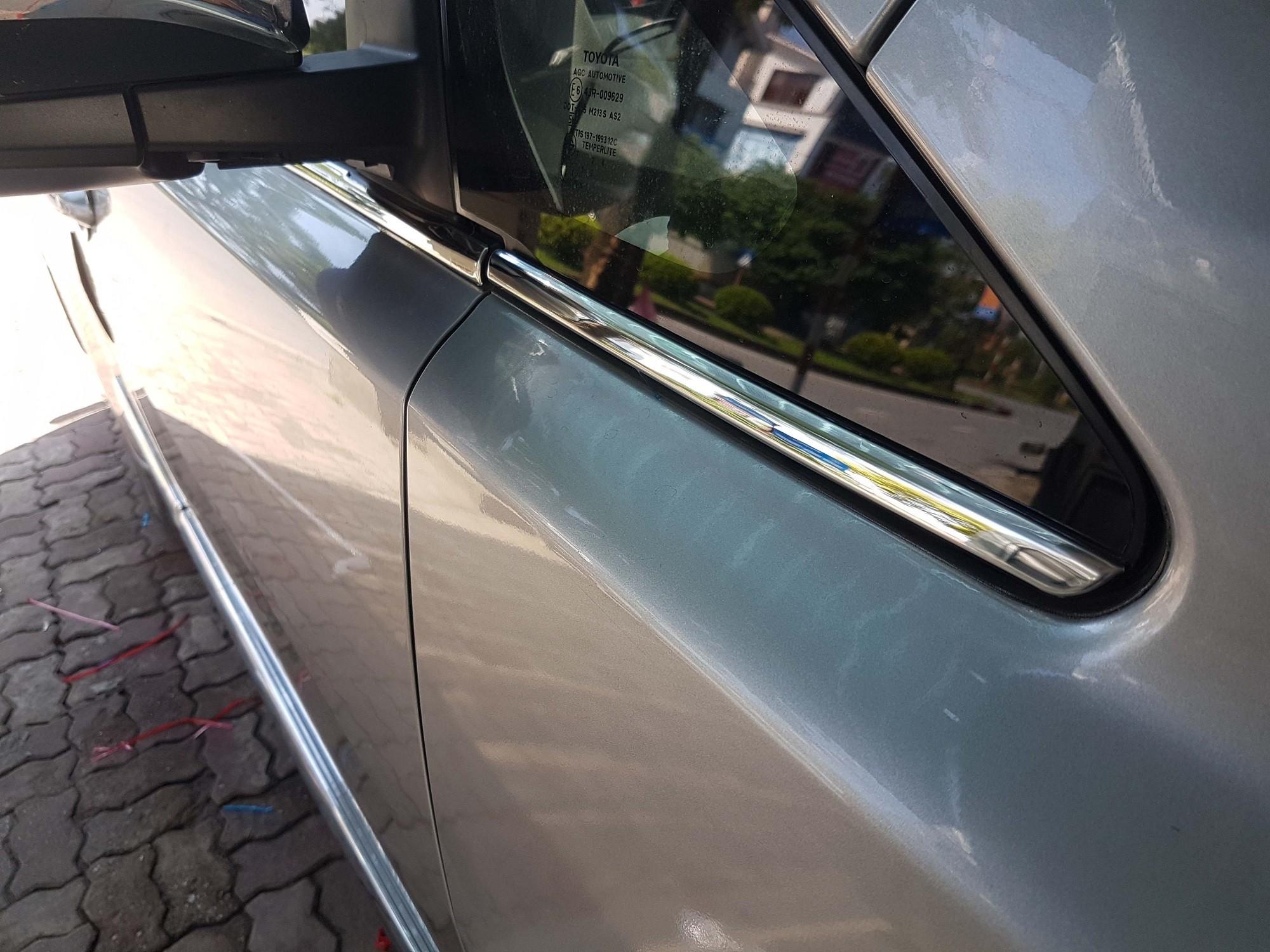 Nẹp chân kính Toyota Innova 2017 – 2018