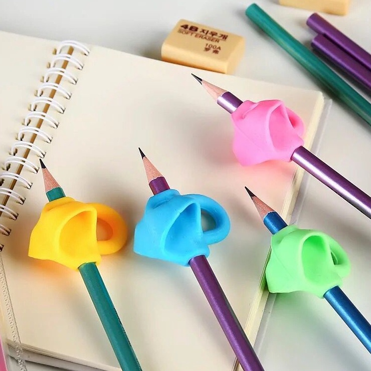 Dụng Cụ Tập Viết Cho Bé Giúp Cầm Bút Viết Một Cách Nhẹ Nhàng Và Dễ Dàng