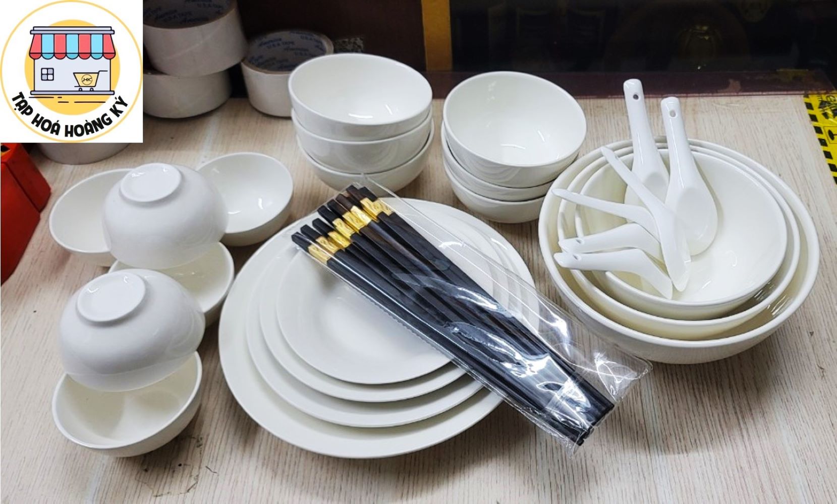 BỘ TÔ, CHÉN DĨA GỐM SỨ TRẮNG 4D CAO CẤP (GỒM 3 TÔ BẦU, 4 DĨA SÂU, 6 CHÉN CƠM, 6 DĨA ĐỰNG TƯƠNG ỚT, 6 MUỖNG, 6 ĐÔI ĐŨA)