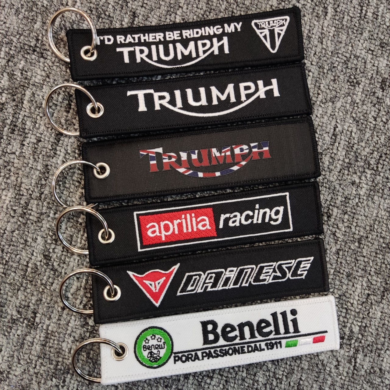 Móc chìa khóa vải hình thêu chữ Triumph Dainese Benelli 13x3cm