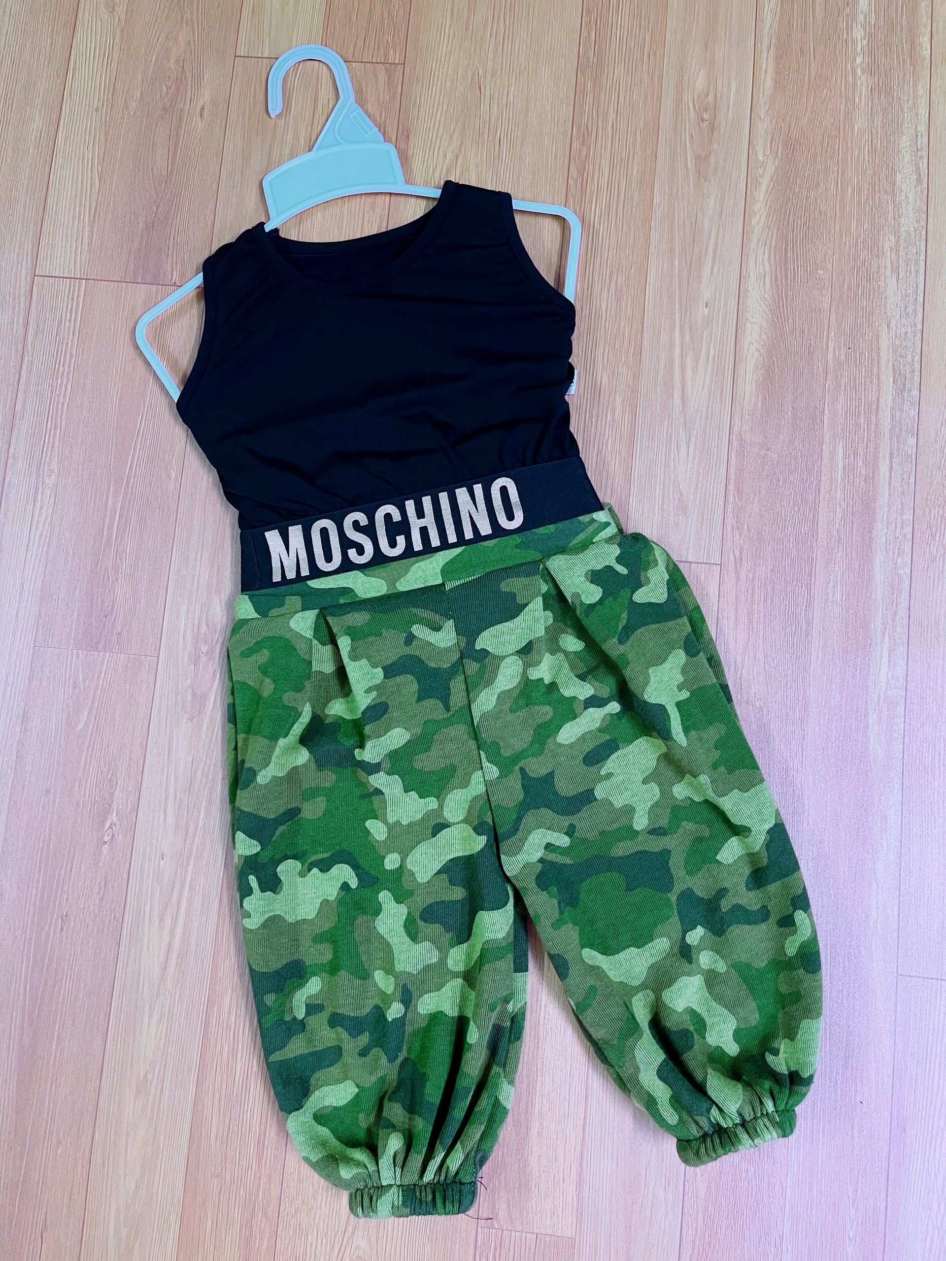 [HCM]Bộ Đồ Áo Trắng Trễ Vay Bé Gái Quần Lính Ống Túm  2 Bên Phong Cách