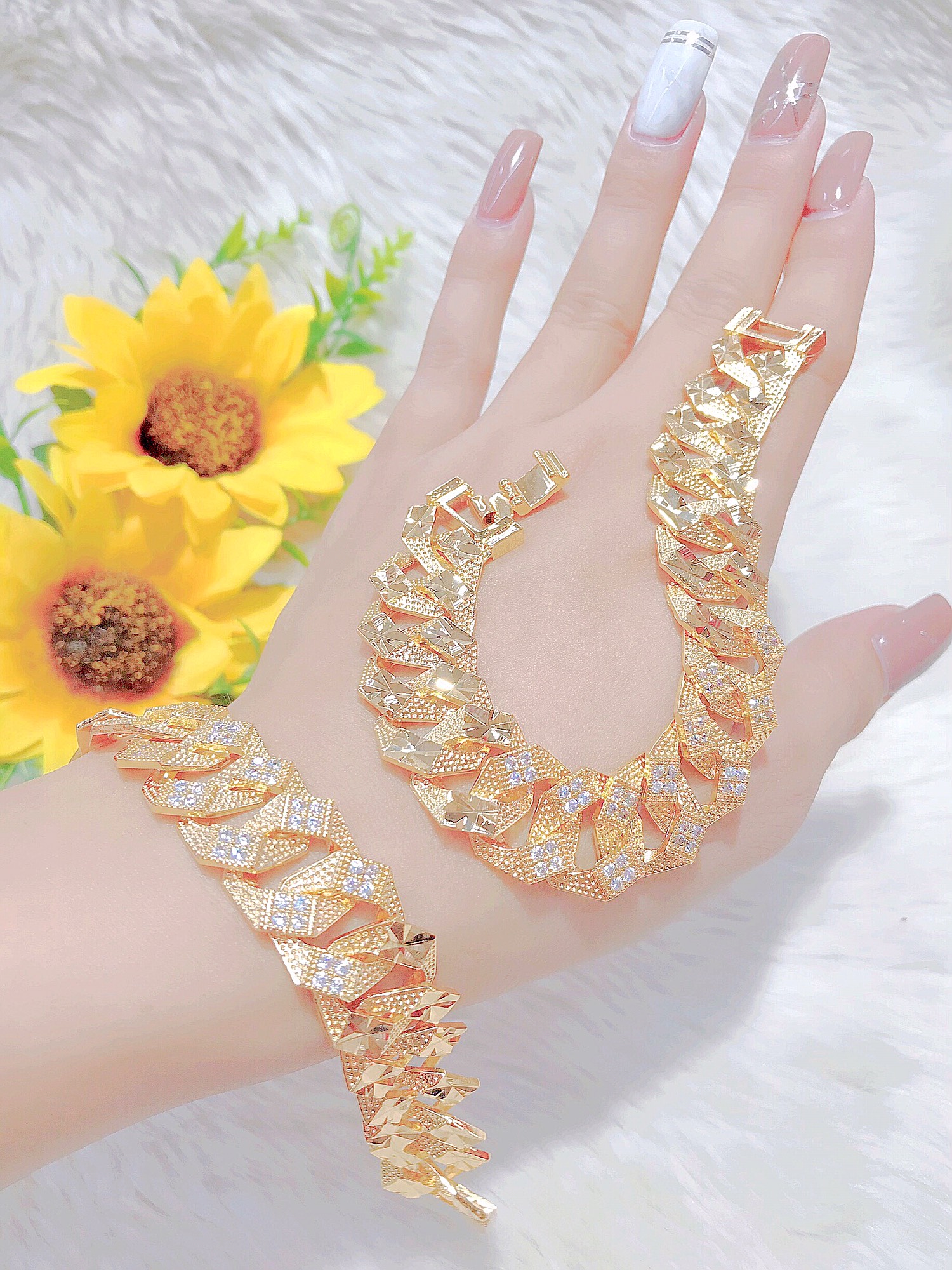 Vòng tay vàng nam 2024 là những trang sức đẹp và sang trọng, tạo nên vẻ đẹp đầy quý phái cho quý ông. Các mẫu vòng tay vàng nam 2024 được thiết kế với những họa tiết đặc biệt, kết hợp với chất liệu vàng cao cấp, mang đến cho bạn sự sang trọng và đẳng cấp.