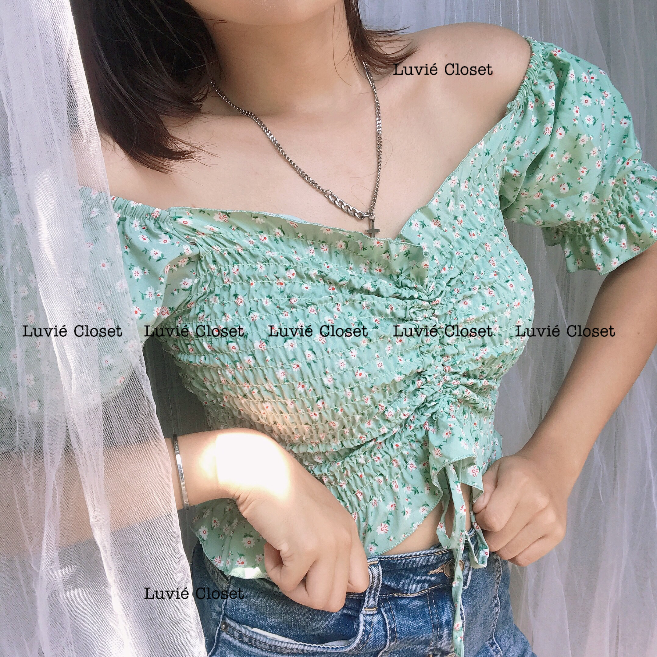 Áo croptop hoa trễ vai rút dây giữa ngực tay ngắn màu xanh ngọc - Luvie