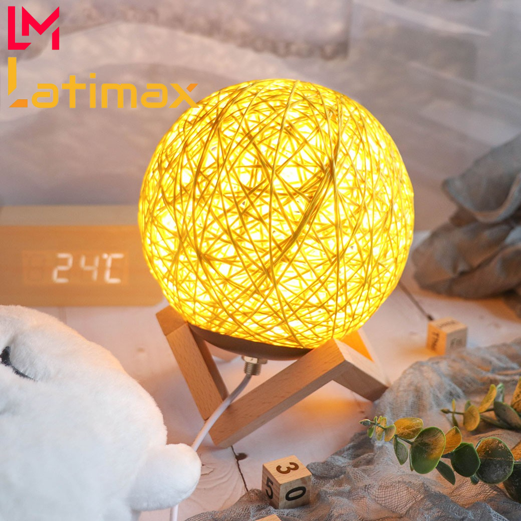 Đèn ngủ để bàn hình quả cầu mây đế gỗ xếp Latimax decor độc đáo, bóng led điều chỉnh độ sáng theo ý muốn - Đèn bàn sáng tạo