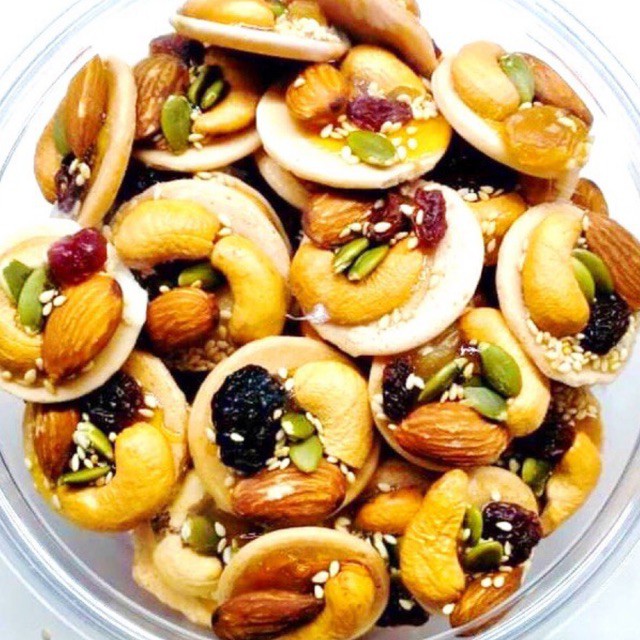 Bánh đồng tiền gồm hạt điều, hạnh nhân, hạt bí, nho khô, hạt mè, thơm, béo, bùi, ngon, bổ dưỡng