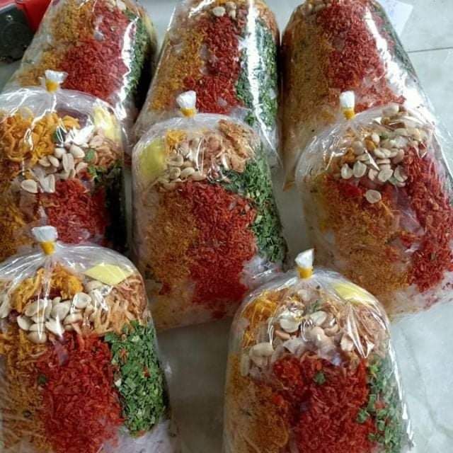 1 bịch bánh tráng trộn thập cẩm satế nước sốt me1 bịch bánh tráng trộn thập cẩm satế nước sốt me