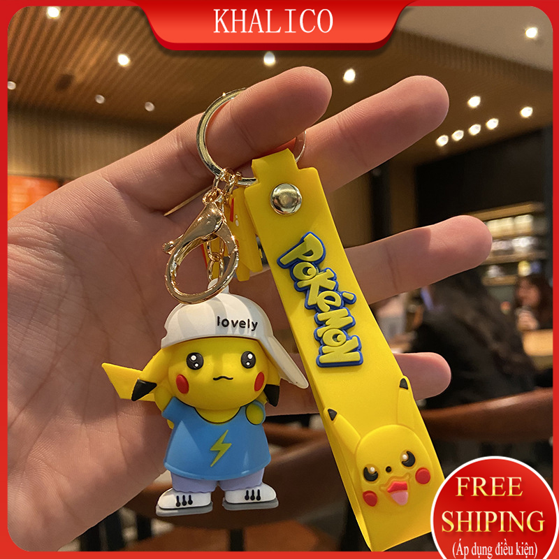 [FREESHIP] Móc khóa xe, treo cặp đi học KHALIK MK018281 - hình Pikachu Pokemon (Áo xanh, mũ trắng dây vàng)
