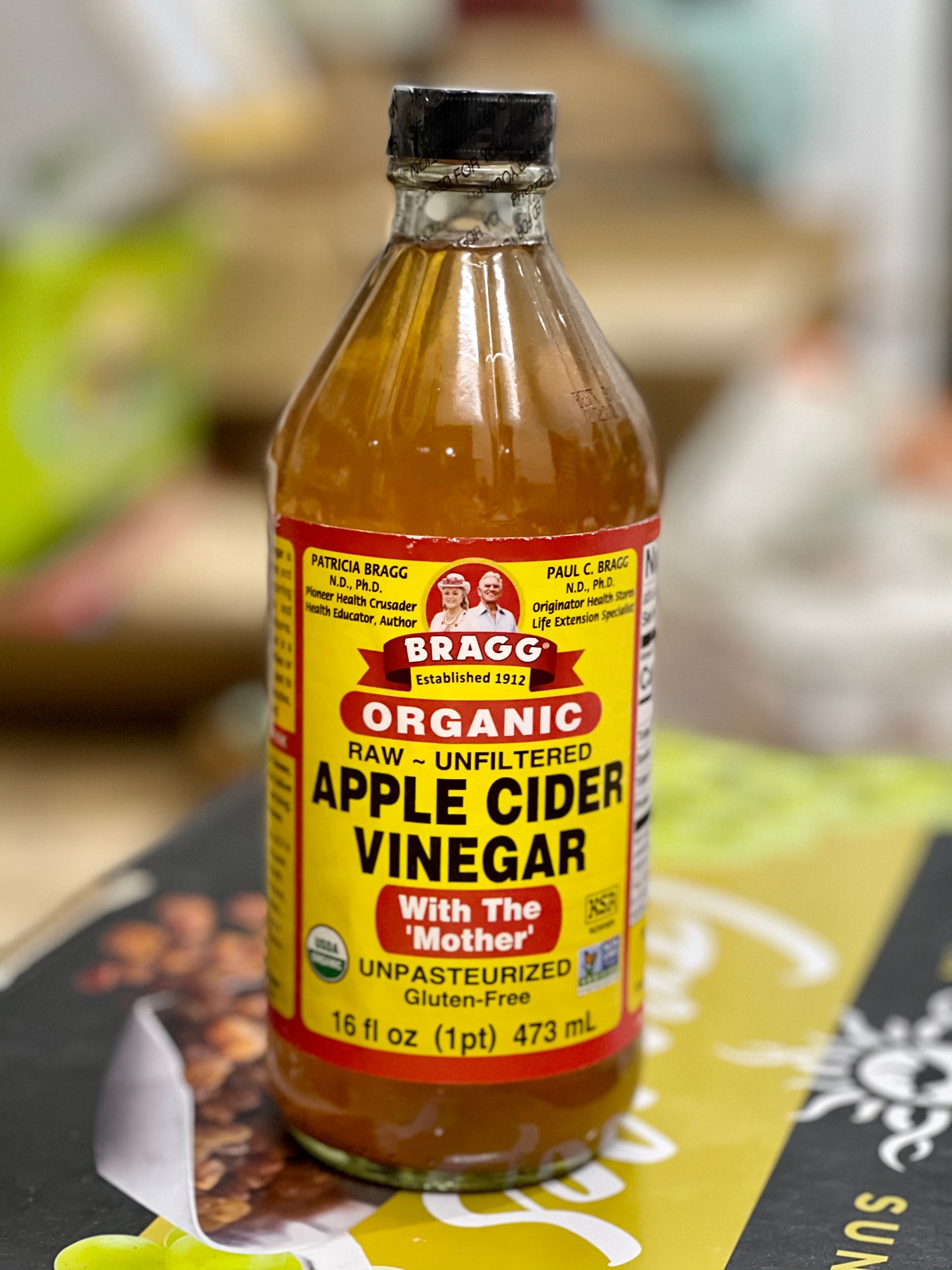 Dấm táo hữu cơ có con dấm lên men tự nhiên hiệu Bragg 473ml