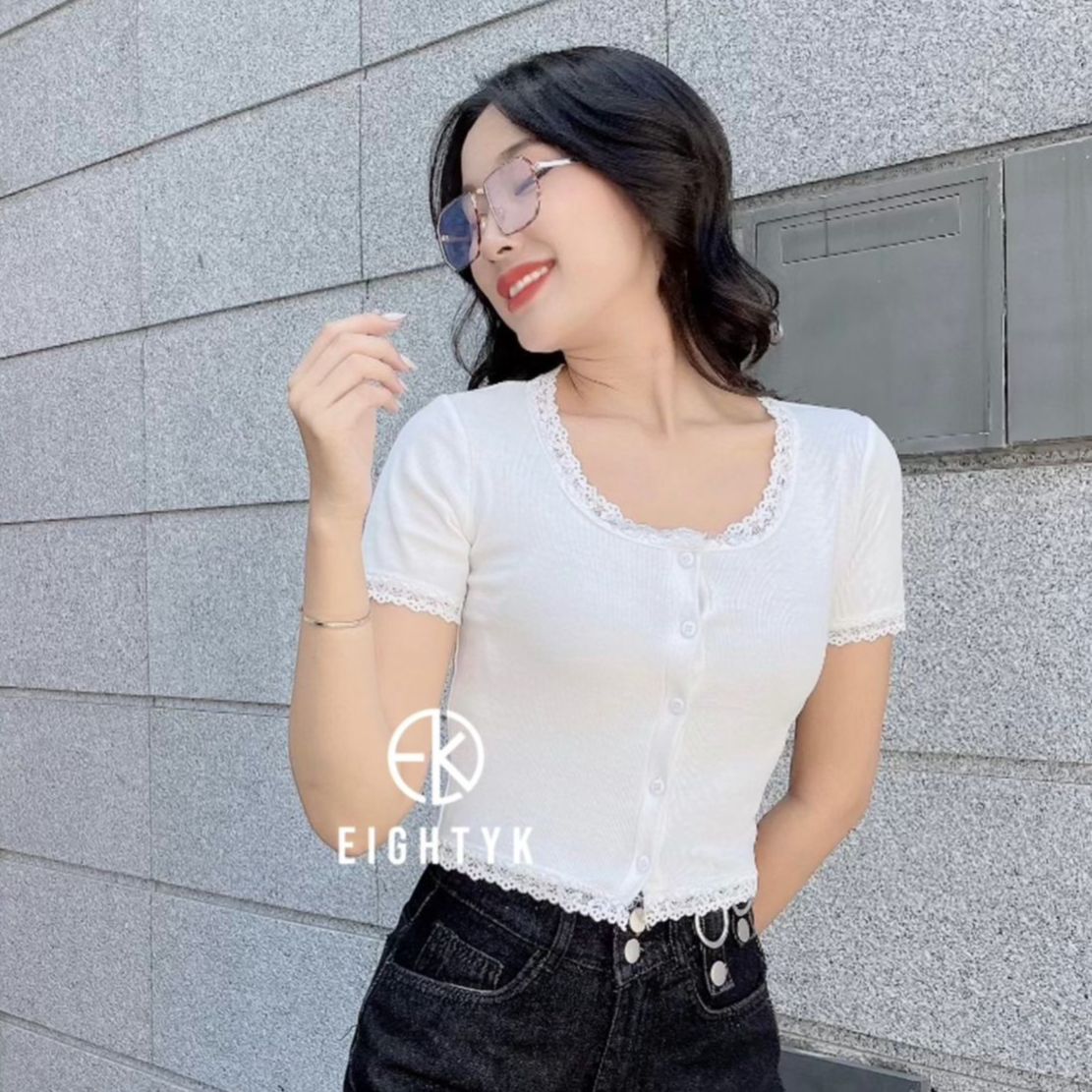 Eightyk áo croptop tay ngắn viền ren phối nút