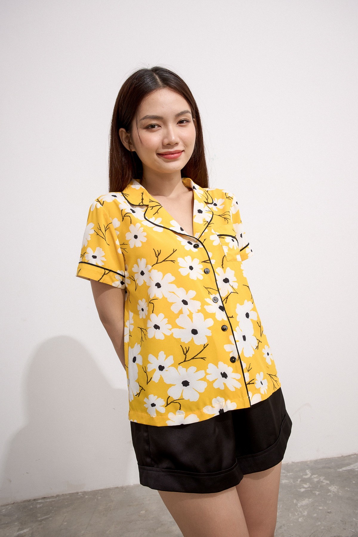 Bộ pyjama MAYBI ngắn lụa vàng in hoa trắng