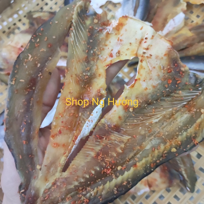 Khô cá tra non, tẩm ớt, thịt nhiều ít mỡ, vị mặn vừa ăn, thịt khô thơm dai đóng túi chân không
